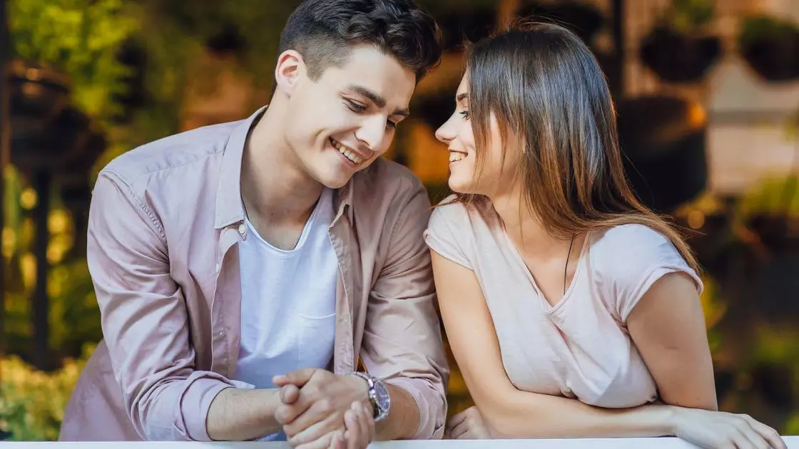 Хлопець із дівчиною фліртують один з одним