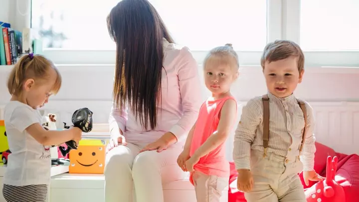 Діти граються з вихователем у дитячому садку