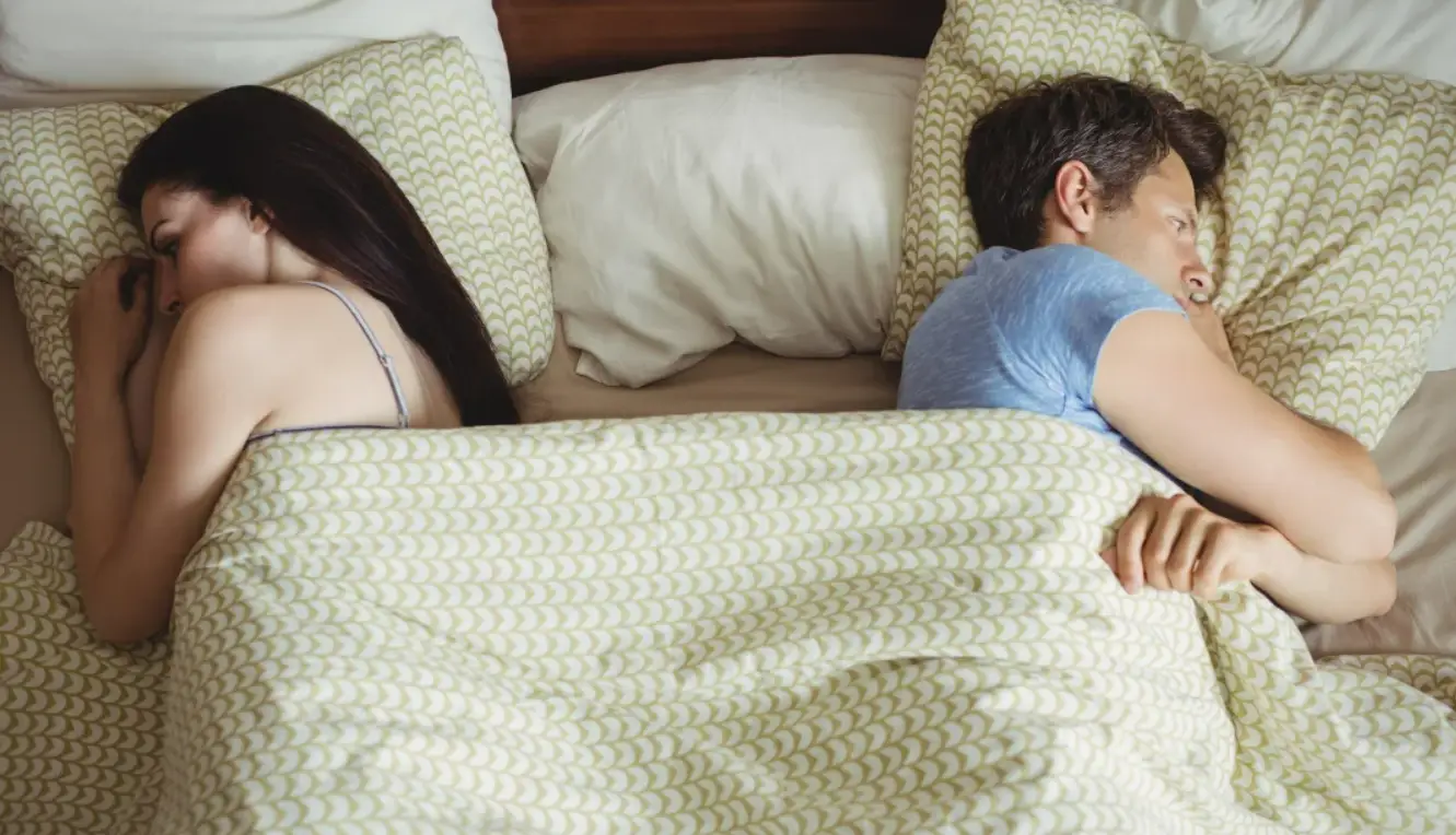 Пара в ліжку - лежать в різні сторони