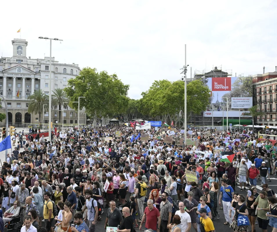 Антитуристичні протестувальники мітингують проти іноземних туристів у Барселоні
